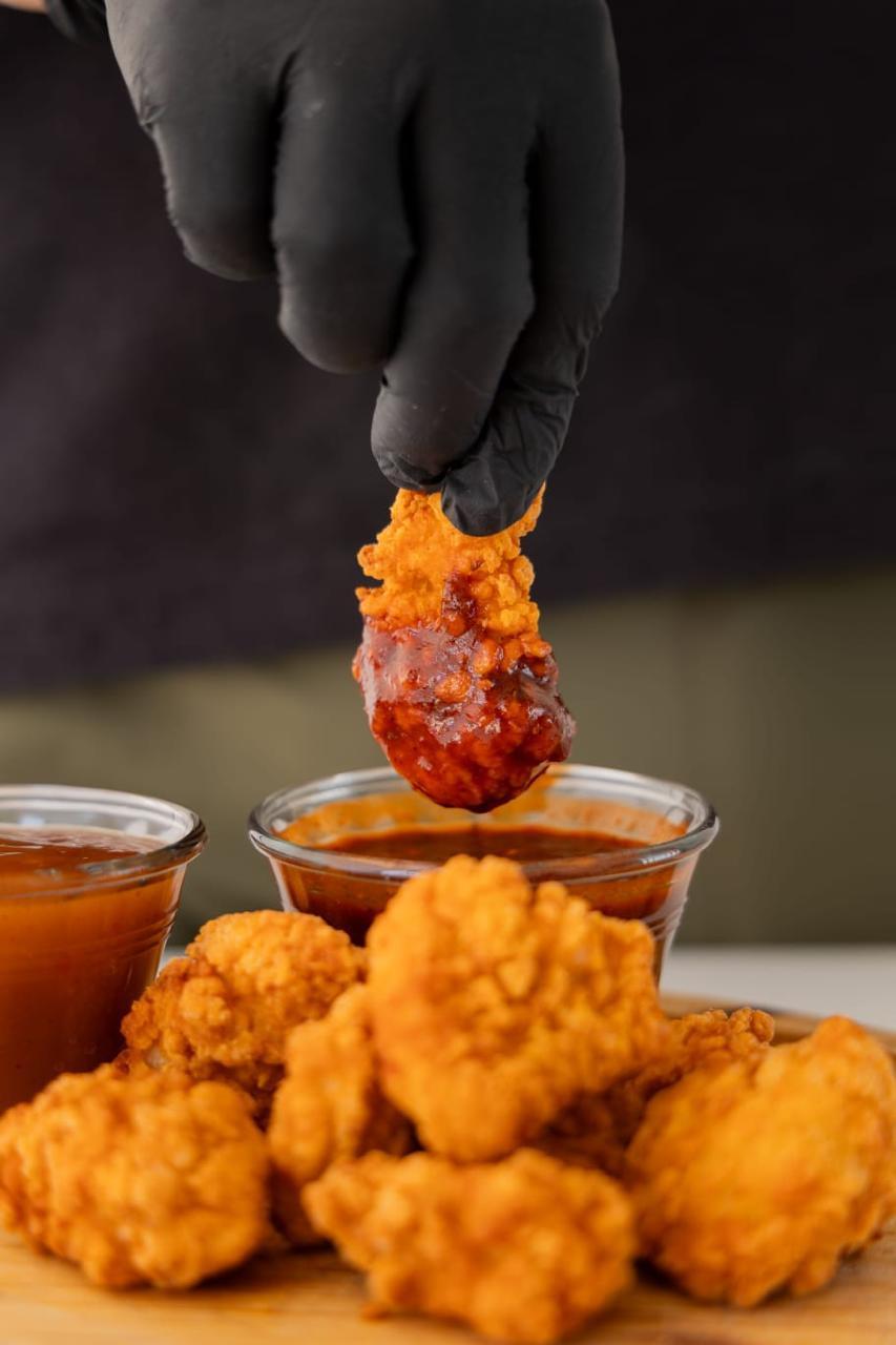 Boneless crujiente sumergido en salsa BBQ