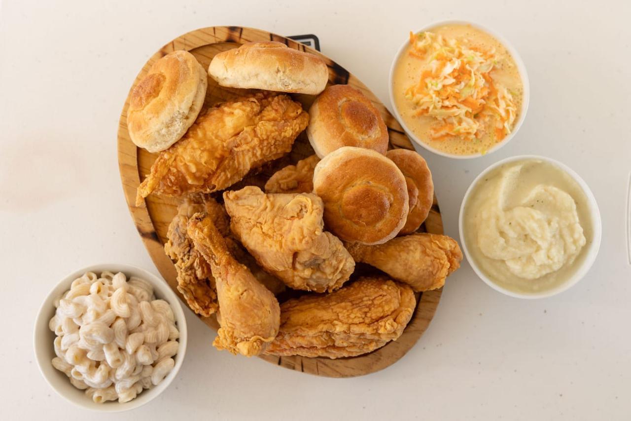 Combo Familiar: pollo frito con bisquets y complementos