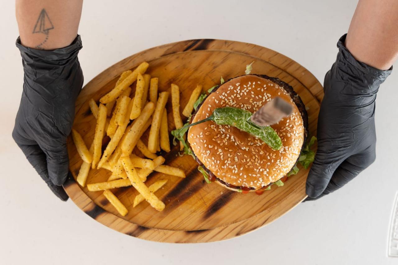Hamburguesa Arrachera con papas a la francesa